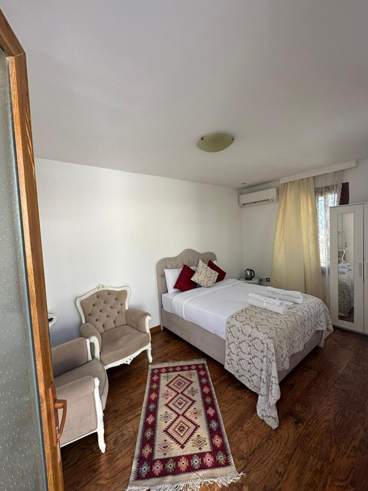 Lord'S Residence Boutique Hotel Кирения Екстериор снимка