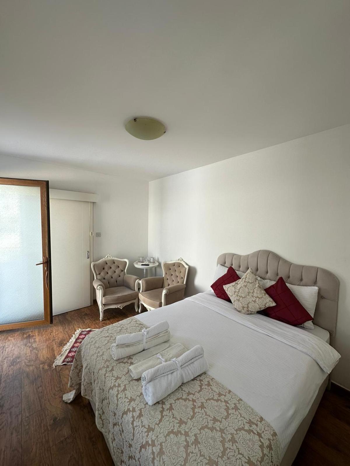 Lord'S Residence Boutique Hotel Кирения Екстериор снимка