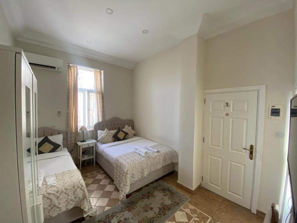 Lord'S Residence Boutique Hotel Кирения Екстериор снимка