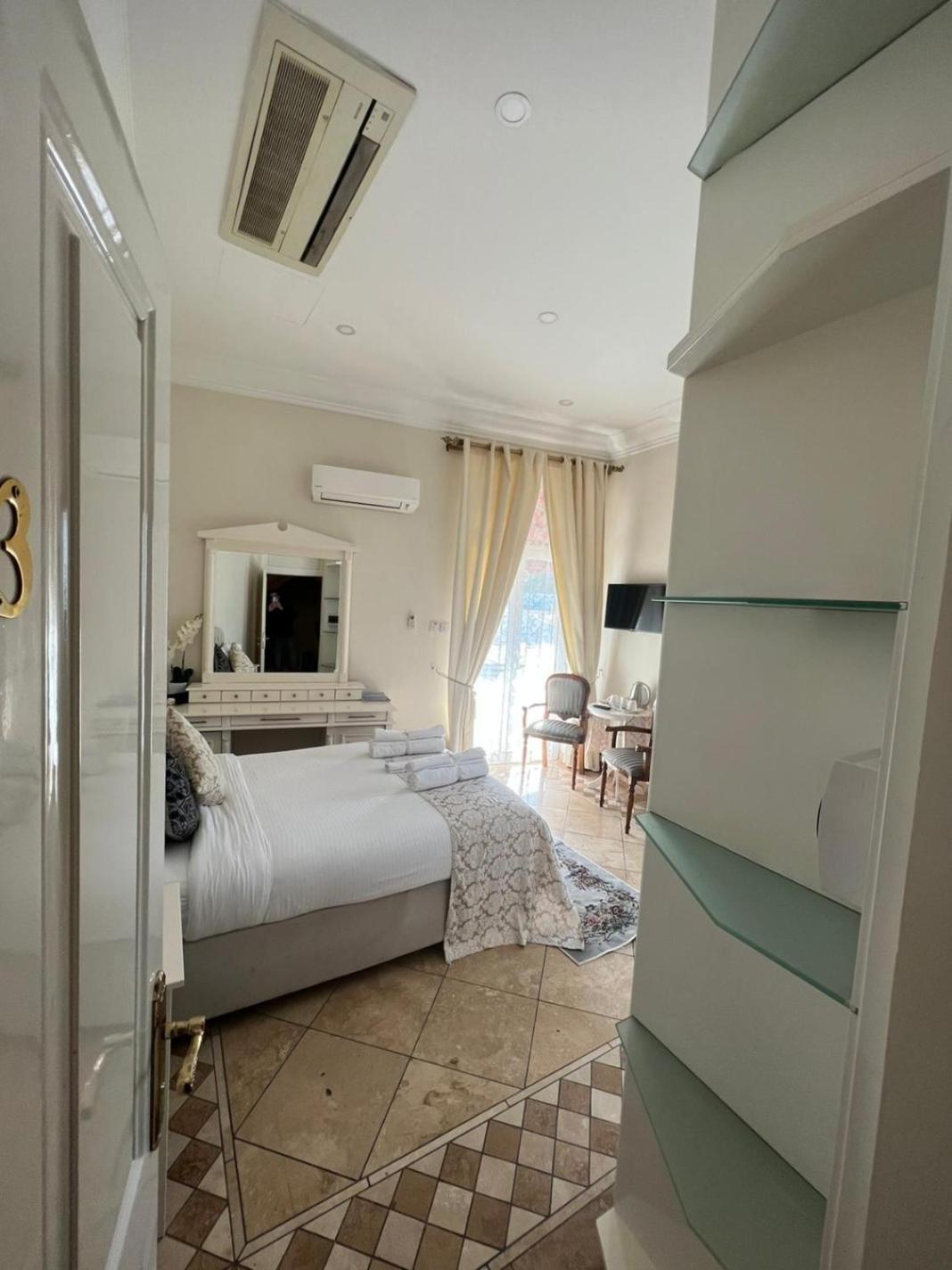 Lord'S Residence Boutique Hotel Кирения Екстериор снимка
