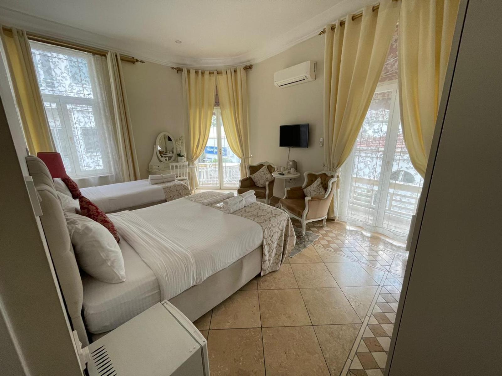 Lord'S Residence Boutique Hotel Кирения Екстериор снимка