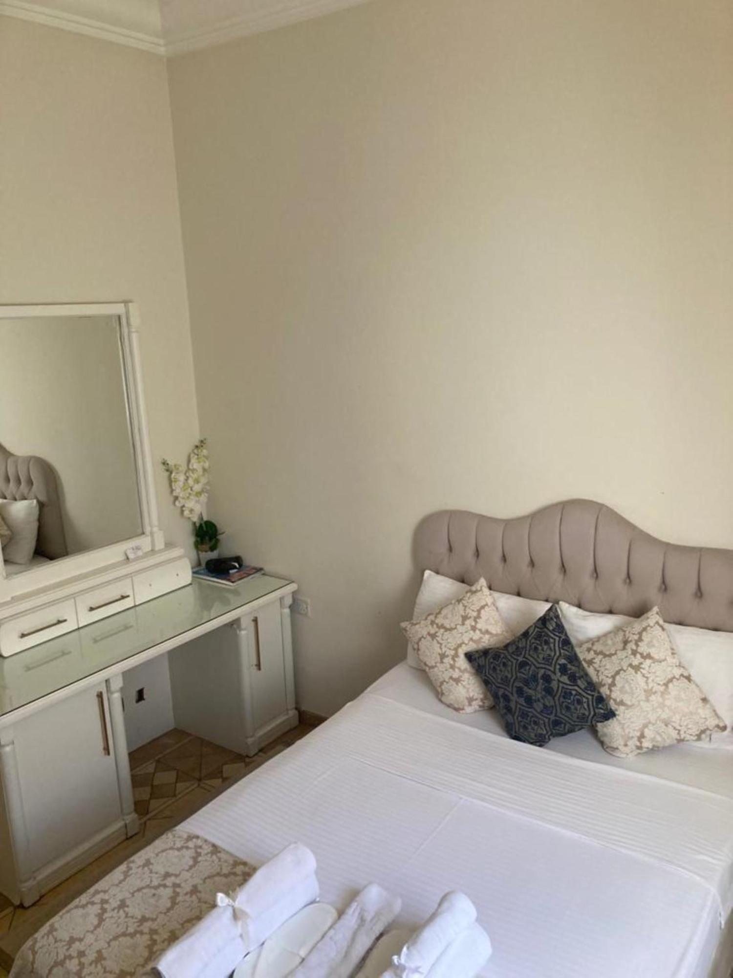 Lord'S Residence Boutique Hotel Кирения Екстериор снимка
