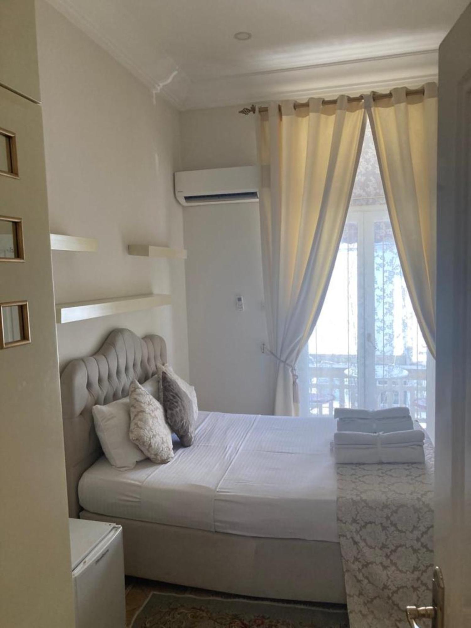 Lord'S Residence Boutique Hotel Кирения Екстериор снимка