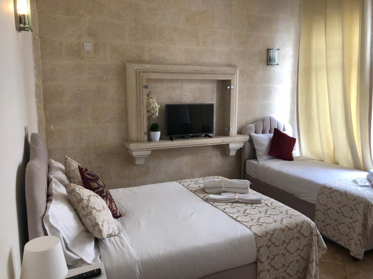 Lord'S Residence Boutique Hotel Кирения Екстериор снимка